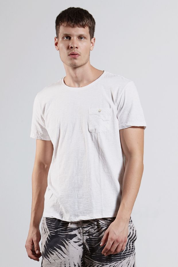 Ref.-8204413-18350----T-shirt-mc-malha-flame-basic-pocket-Cor-Branco---R-4900-02_frente