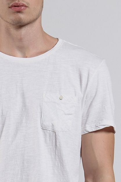 Ref.-8204413-18350----T-shirt-mc-malha-flame-basic-pocket-Cor-Branco---R-4900-02_detalhe