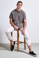 Ref.-18877---camisa-algodao-xadrez-grow-caqui---frente-sentado
