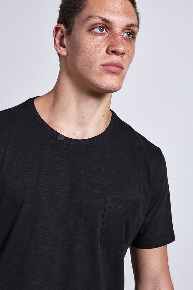Ref.-18851---t-shirt-malha-maxi-pocket-preto----detalhe-.