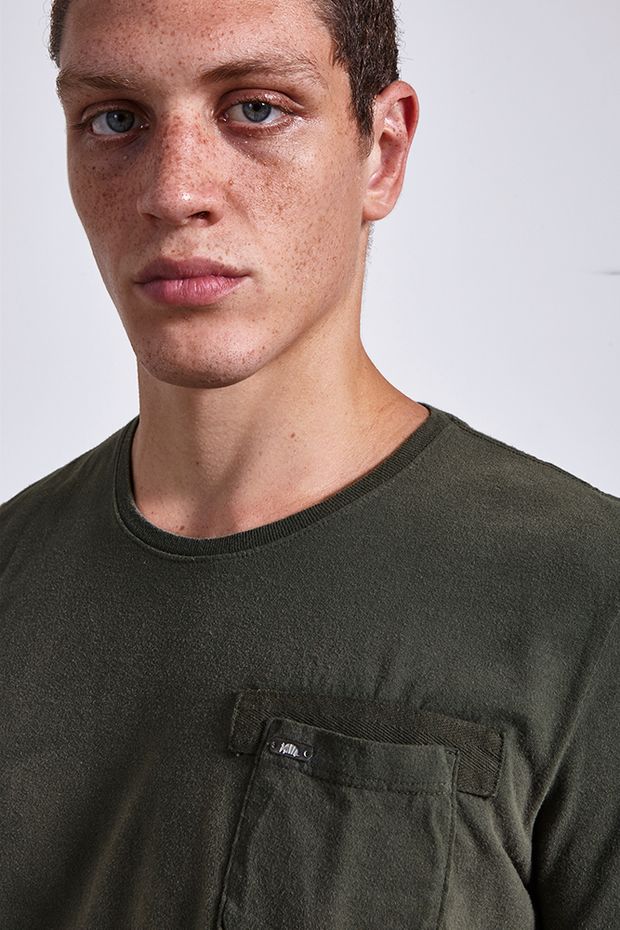 Ref.-18874---t-shirt-malha-road-pocket-verde----detalhe