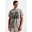 Ref.-18801---t-shirt-malha-fauna-fotografica-caqui---detalhe