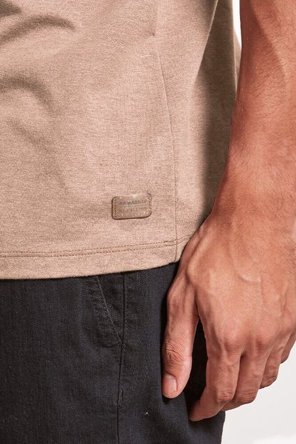 T-shirt-MC-Malha-Canhamo-Classic-Caqui-20560--Detalhe-Patch---1-