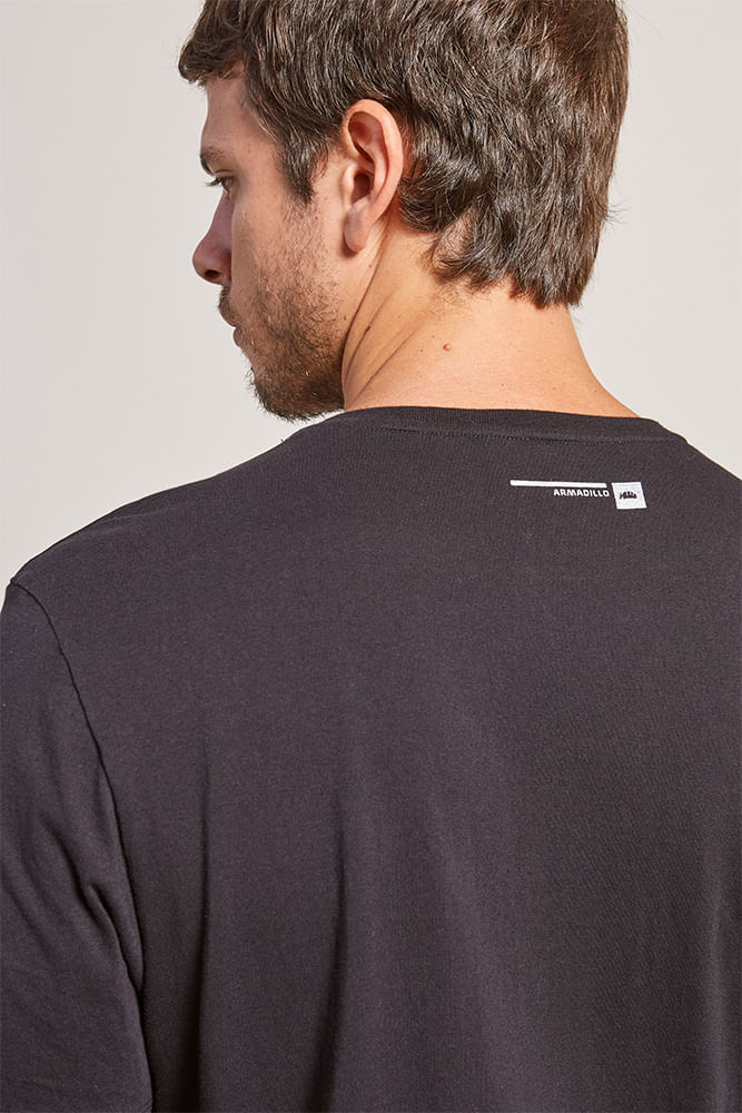 t-shirt-movimento-preto--detalhe-costas-