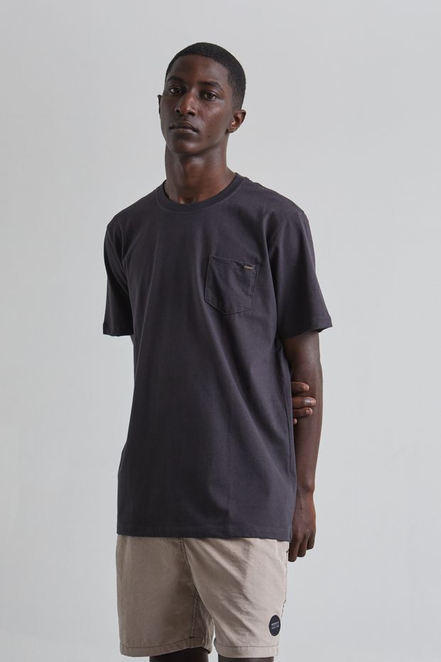 22_10_ARM_NOVO_ECOMM_FB-DV5651_T-SHIRT-POCKET-CARIOCA-E-SHORT-HIGH-COMFORT-CAQUI