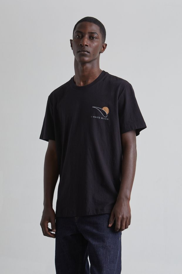 22_10_ARM_NOVO_ECOMM_FB-DV4678_t-shirt-waves-within