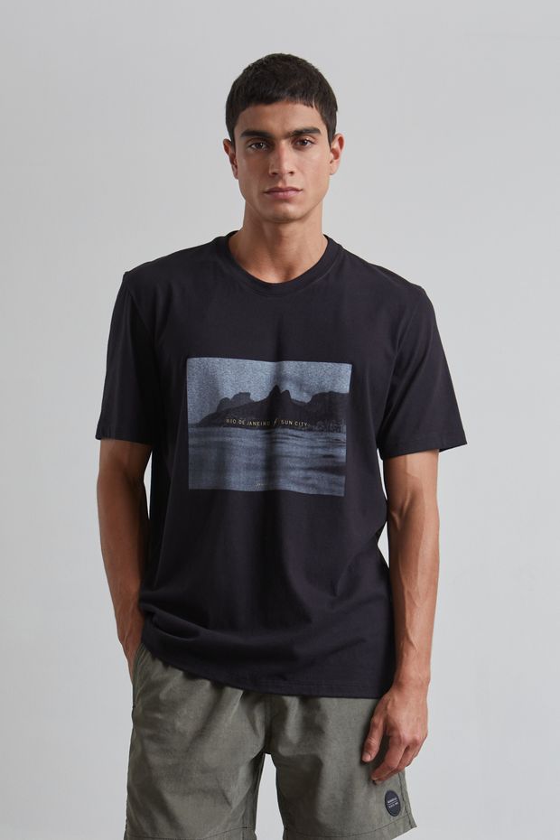 23_10_ARM_NOVO_ECOMM_FB-DV6749_T-SHIRT-PHOTOGRAPH-RIO