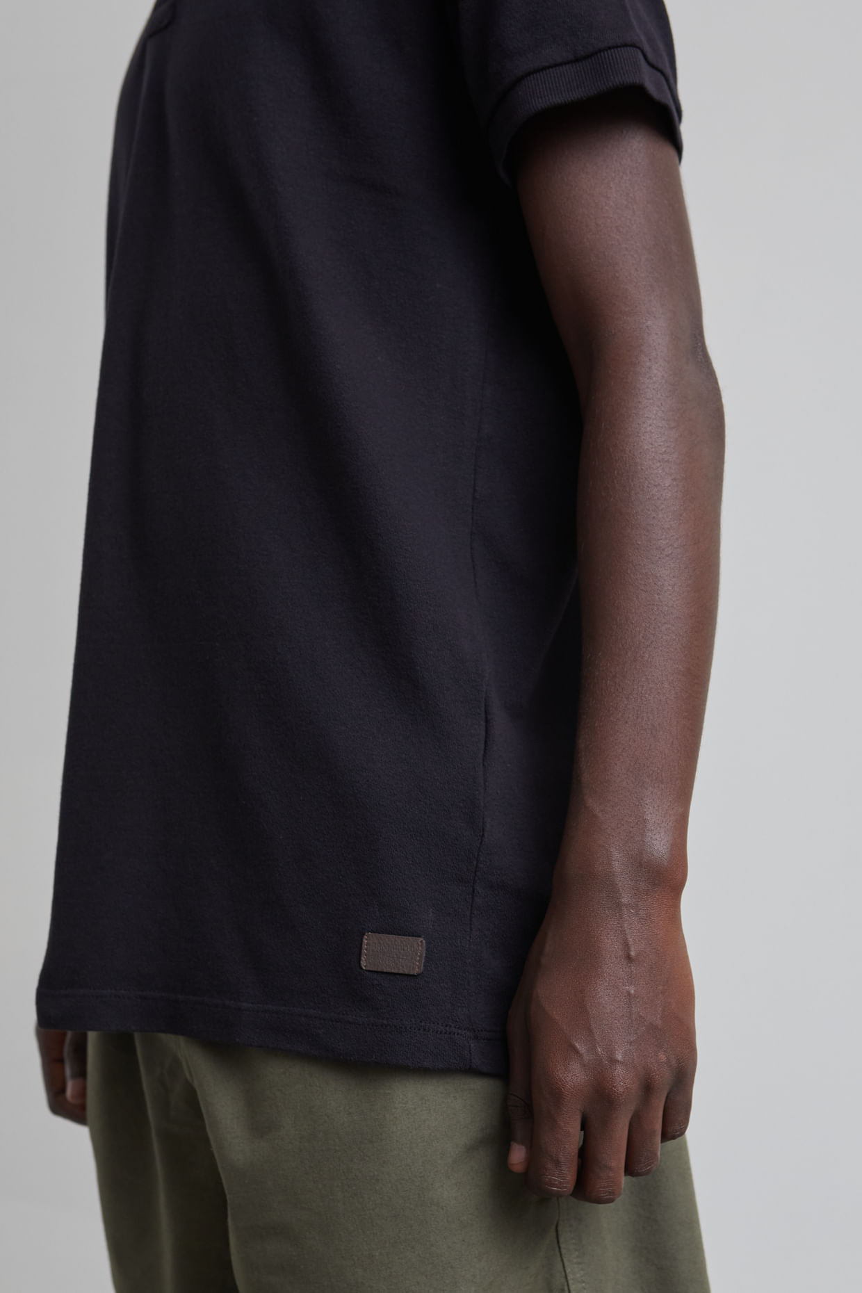 24_10_ARM_NOVO_ECOMM_FB-DV7655_POLO-CREPE-RUSTICO-PRETA