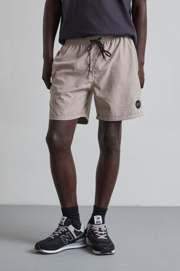 22_10_ARM_NOVO_ECOMM_FB-DV5679_T-SHIRT-POCKET-CARIOCA-E-SHORT-HIGH-COMFORT-CAQUI