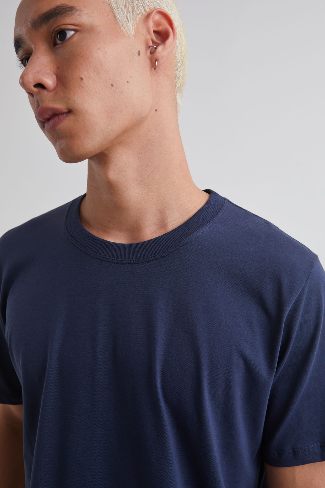 T-SHIRT-PIMA---MARINHO-E-CALCA-PREGAS-CAQUI_342