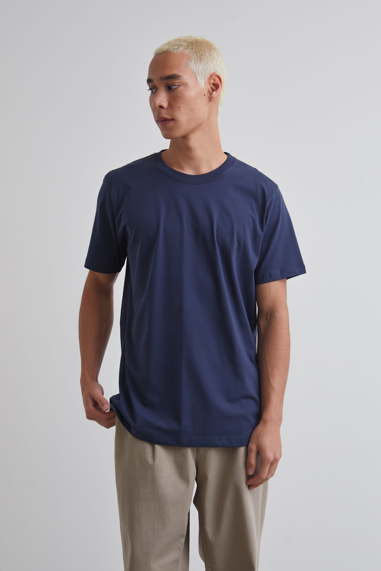 T-SHIRT-PIMA---MARINHO-E-CALCA-PREGAS-CAQUI_340