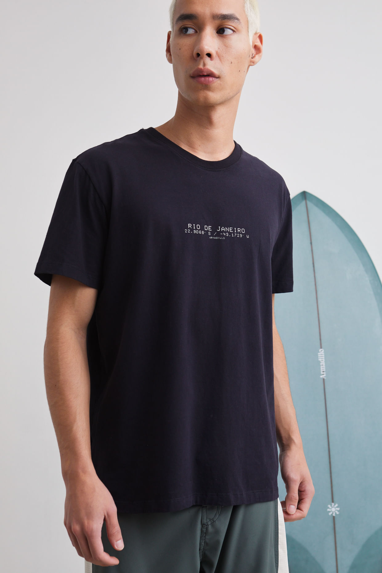 TSHIRT-EST-RIO-DISPLAY-PRETO-E-BOARDSHORT-LE-SURF-PRETO_261
