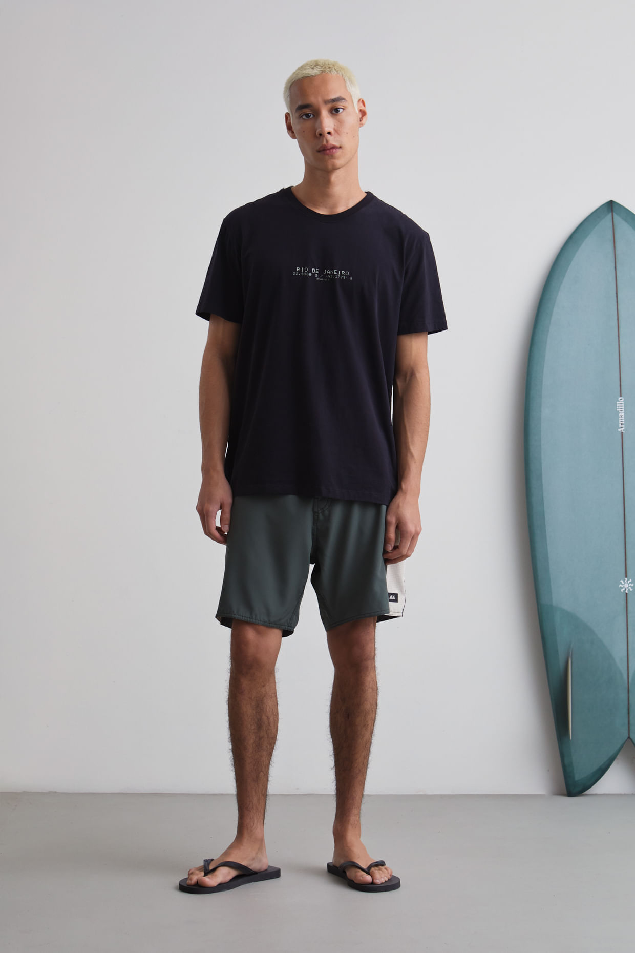 TSHIRT-EST-RIO-DISPLAY-PRETO-E-BOARDSHORT-LE-SURF-PRETO_259